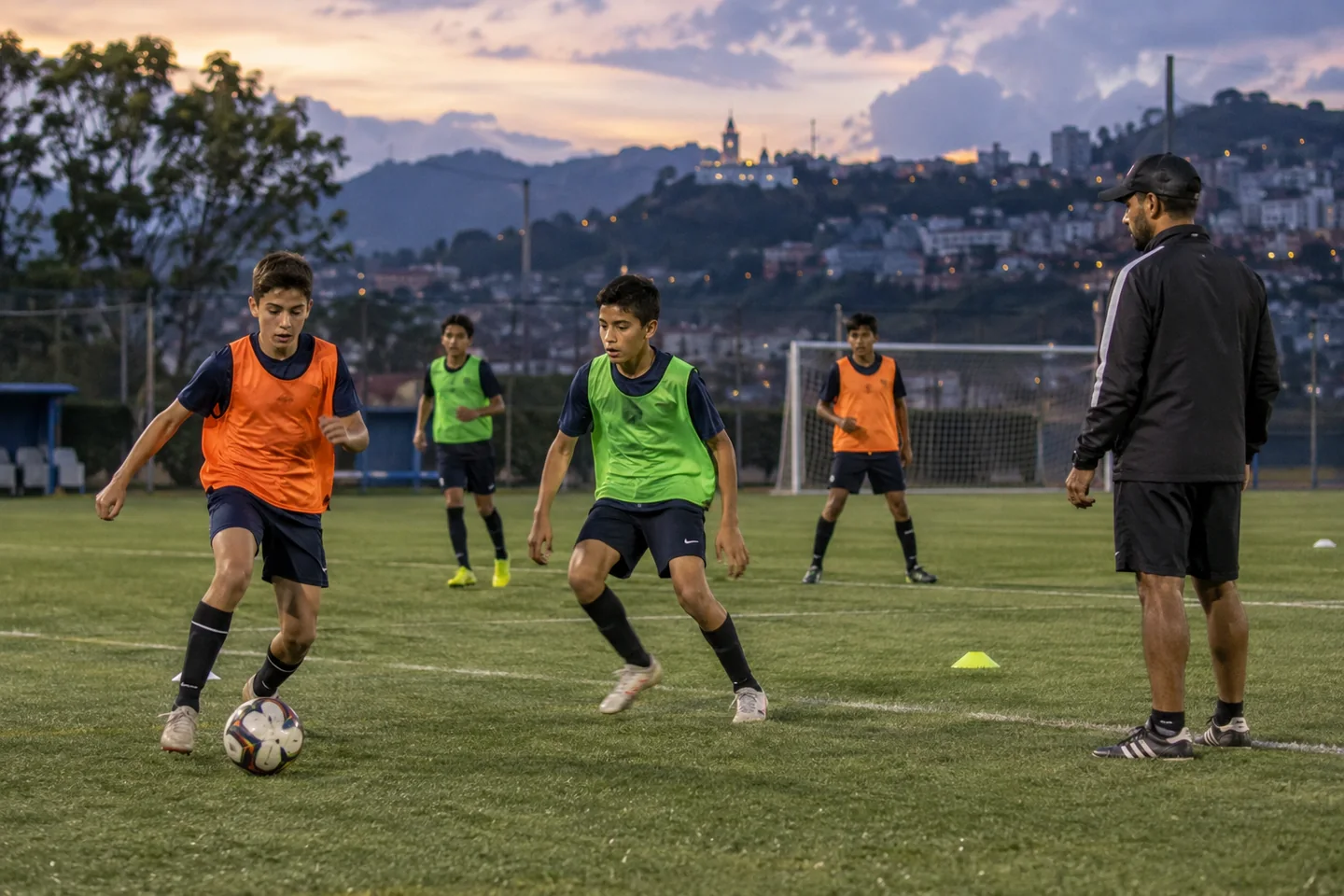 Jóvenes futbolistas en ejercicio táctico en Manizales